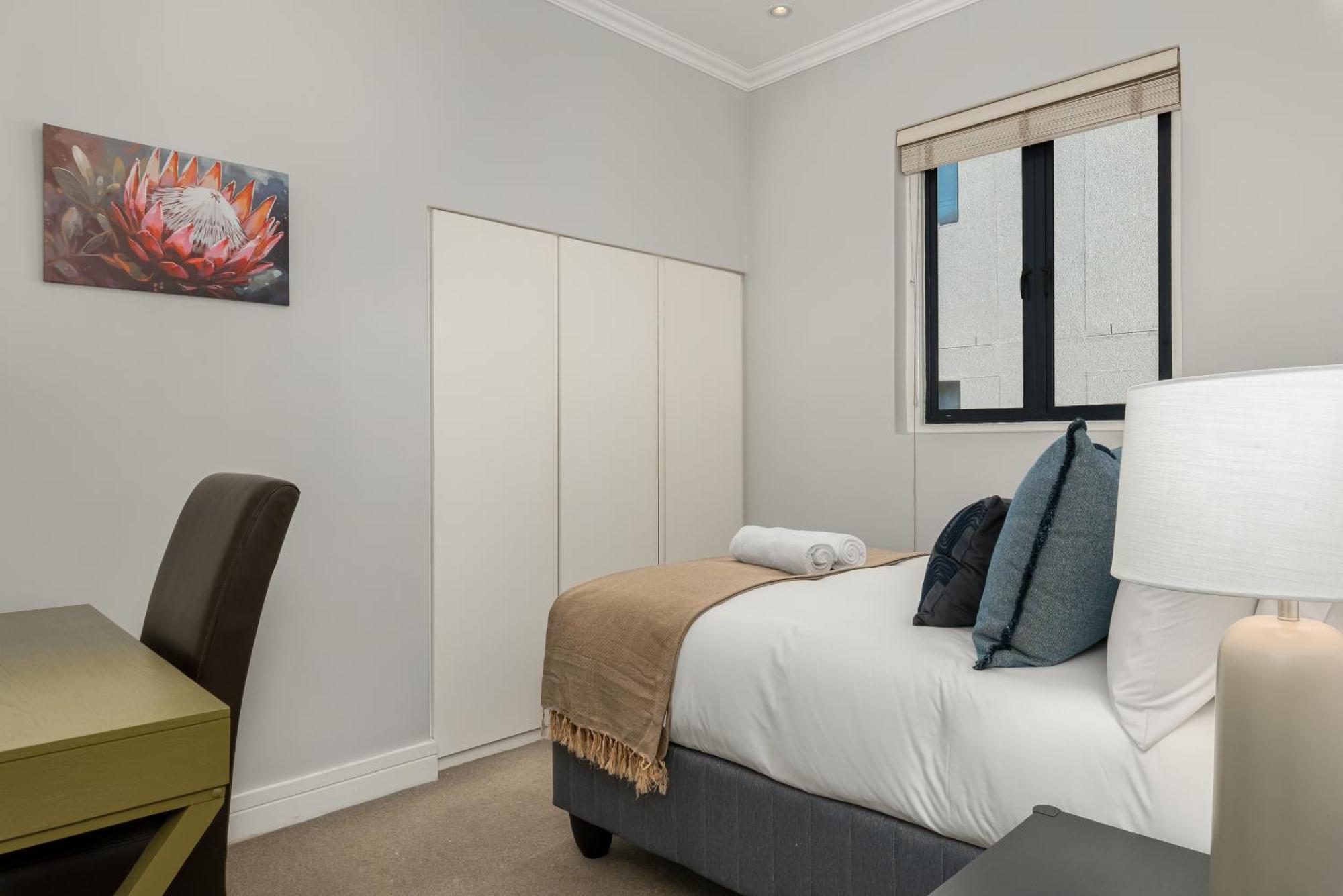 Warwick Mansions 12 Apartment *