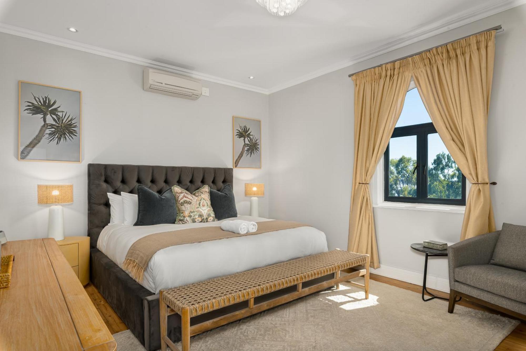 Warwick Mansions 12 Apartment *